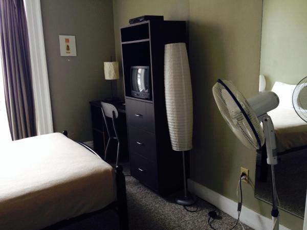 Auberge St-Louis : photo 2 de la chambre chambre lit double - toilettes et douches communes