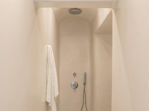 Aspaki by Art Maisons : photo 8 de la chambre suite lune de miel avec bain à remous - vue sur caldera