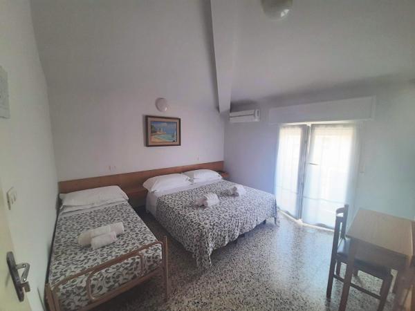 Hotel Amalfi : photo 4 de la chambre chambre triple avec salle de bains