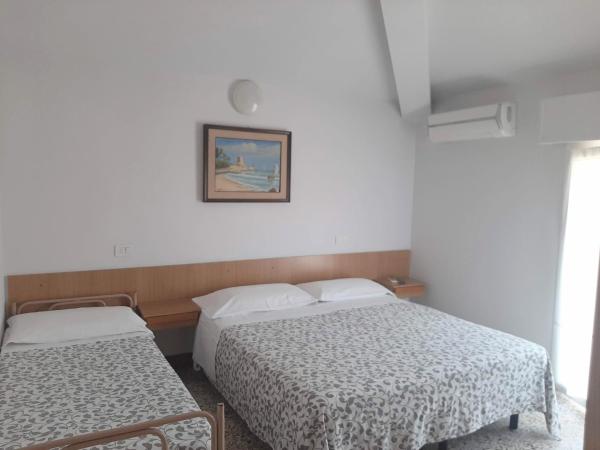 Hotel Amalfi : photo 2 de la chambre chambre triple avec salle de bains