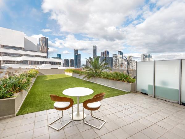 Waterfront Melbourne Apartments : photo 2 de la chambre appartement 2 chambres avec 1 salle de bains et terrasse