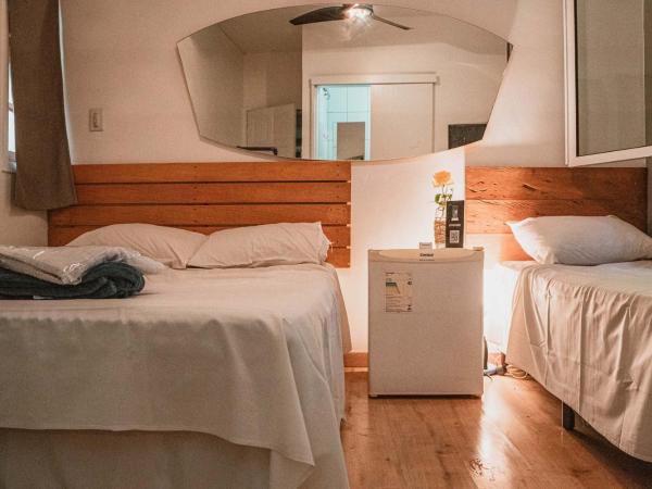 Garoa Hostel : photo 6 de la chambre chambre triple avec salle de bains privative