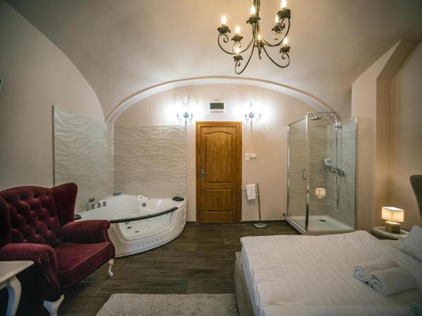 Régi Posta Étterem és Fogadó : photo 2 de la chambre chambre de luxe double ou lits jumeaux avec baignoire spa
