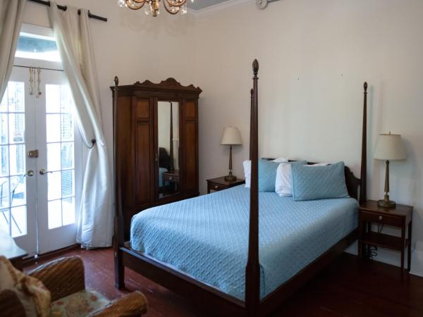 The Esplanade Guesthouse Mansion : photo 3 de la chambre chambre lit queen-size avec balcon