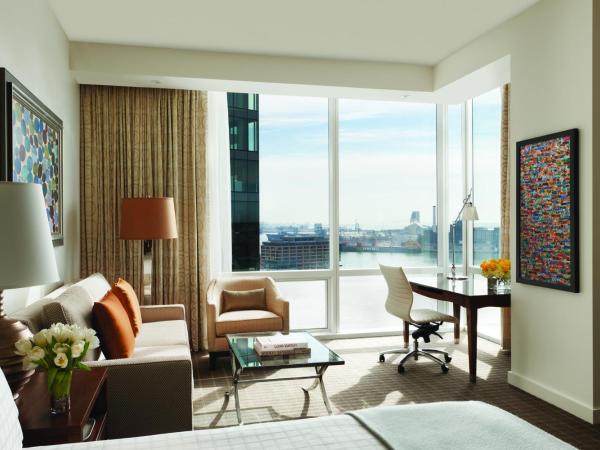 Four Seasons Baltimore : photo 3 de la chambre chambre lit king-size - vue sur port