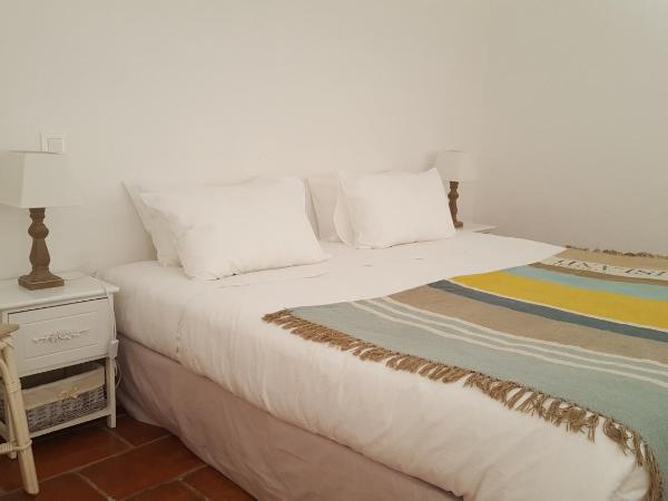 Hôtel les Bouis - Vue mer : photo 7 de la chambre chambre familiale - vue sur jardin