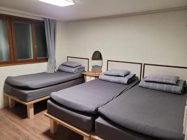 Able Guesthouse Hongdae 2 : photo 4 de la chambre chambre quadruple avec salle de bains privative