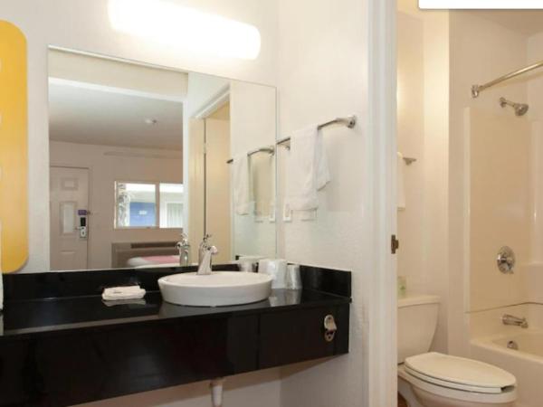 Motel 6-Sacramento, CA - Central : photo 10 de la chambre chambre lit queen-size deluxe - non-fumeurs