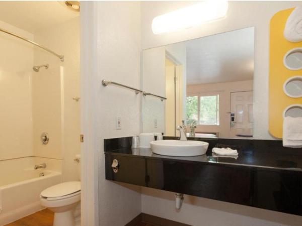 Motel 6-Sacramento, CA - Central : photo 9 de la chambre chambre lit queen-size deluxe - non-fumeurs