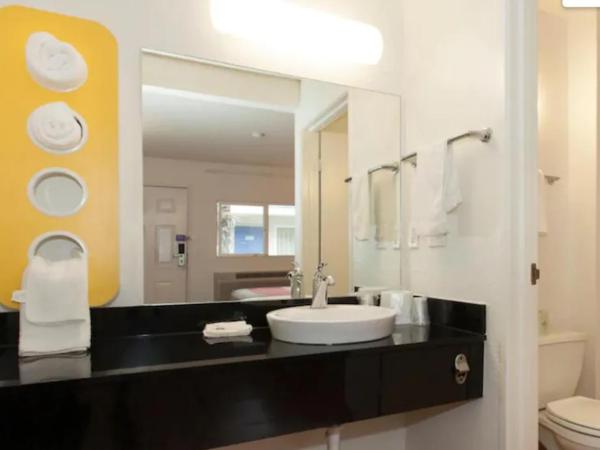 Motel 6-Sacramento, CA - Central : photo 8 de la chambre chambre lit queen-size deluxe - non-fumeurs