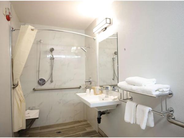 Motel 6-Sacramento, CA - Central : photo 9 de la chambre chambre lit queen-size pour personnes à mobilité réduite avec douche accessible en fauteuil roulant