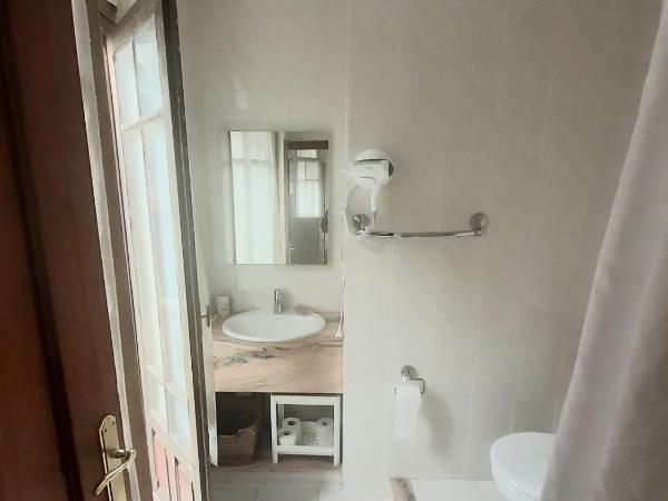 Uría 25 rooms : photo 3 de la chambre chambre double avec salle de bains privative