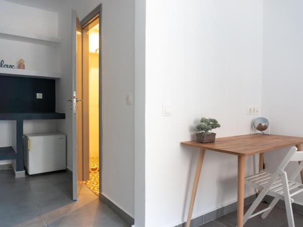 Dioskouros Hostel : photo 4 de la chambre chambre double avec salle de bains privative