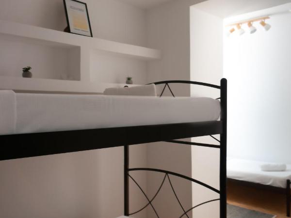 Dioskouros Hostel : photo 1 de la chambre chambre triple avec salle de bains privative