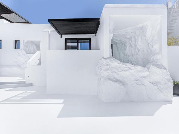 Tagoo Black Mykonos : photo 2 de la chambre hébergement double Économique avec piscine troglodyte privée