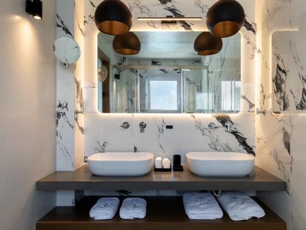 Hom Santorini : photo 10 de la chambre suite deluxe avec jacuzzi extérieur - vue sur mer