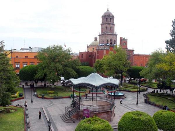 Hotel Plaza Queretaro : photo 4 de la chambre matrimonial room with one double bed.