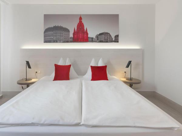 Ramada by Wyndham Dresden : photo 2 de la chambre chambre standard lit queen-size