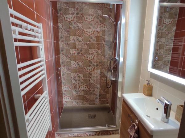 Aux Trois Palmiers : photo 3 de la chambre chambre double avec salle de bains privative