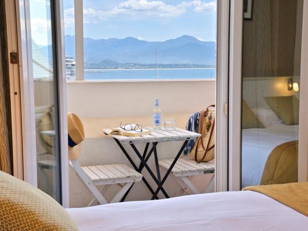 Hôtel Du Golfe : photo 2 de la chambre chambre double avec terrasse - vue sur mer 