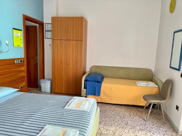 Piccolo Principe Salerno B&B : photo 2 de la chambre chambre triple avec salle de bains privative