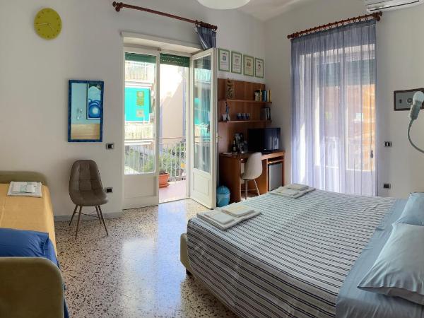 Piccolo Principe Salerno B&B : photo 3 de la chambre chambre triple avec salle de bains privative