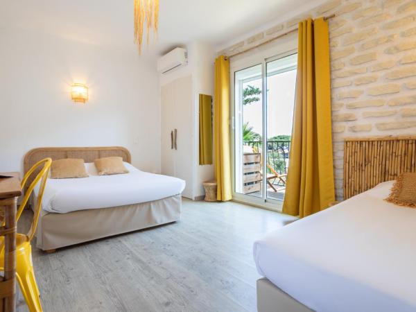 Hôtel Almanarre Plage - Hôtel Eco-Responsable face à la mer : photo 1 de la chambre chambre triple avec kitchenette et balcon