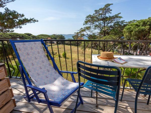 Hôtel Almanarre Plage - Hôtel Eco-Responsable face à la mer : photo 6 de la chambre chambre triple avec kitchenette et vue sur mer