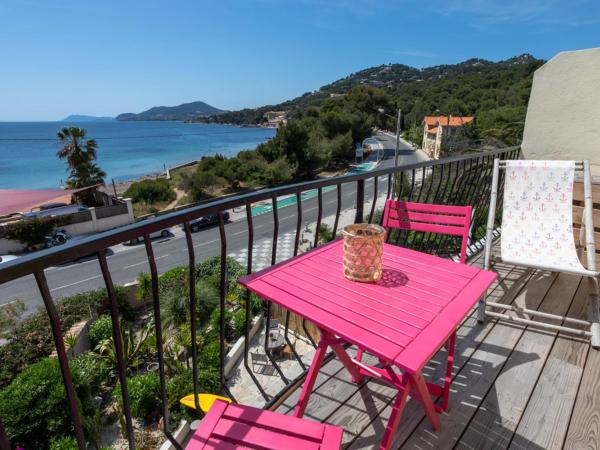 Hôtel Almanarre Plage - Hôtel Eco-Responsable face à la mer : photo 4 de la chambre chambre double Économique de 9 m² avec terrasse - vue sur mer