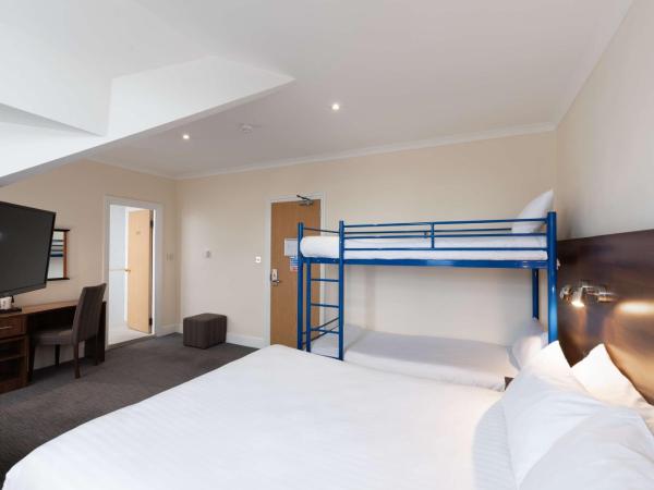 Best Western Carlton Hotel : photo 2 de la chambre standard family room with one double bed and twin beds