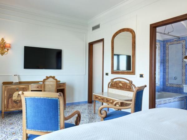 Grand Hotel de la Ville : photo 3 de la chambre chambre double ou lits jumeaux de luxe avec vue latérale sur la mer