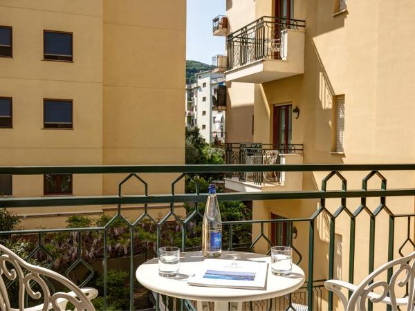 Grand Hotel de la Ville : photo 5 de la chambre chambre double ou lits jumeaux classique avec balcon