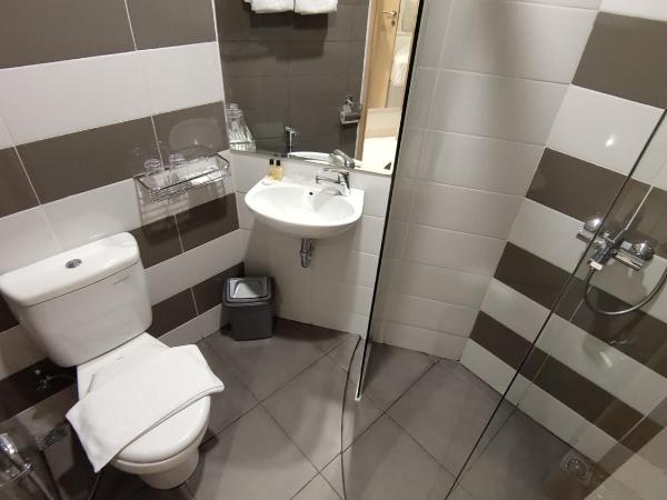 Agogo Downtown Hotel Surabaya : photo 5 de la chambre chambre triple