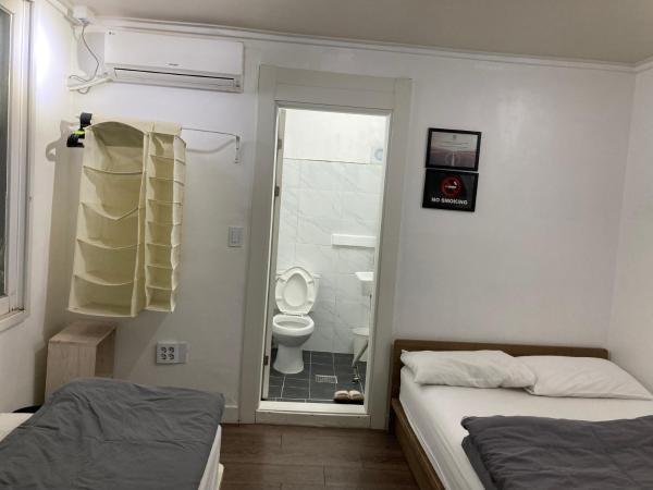 Itaewon Yellow Guesthouse : photo 10 de la chambre chambre triple avec salle de bains privative