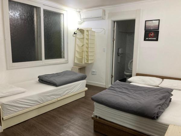 Itaewon Yellow Guesthouse : photo 9 de la chambre chambre triple avec salle de bains privative