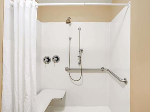 Baymont by Wyndham Jacksonville/Butler Blvd : photo 4 de la chambre chambre lit king-size - accessible aux personnes à mobilité réduite - non-fumeurs