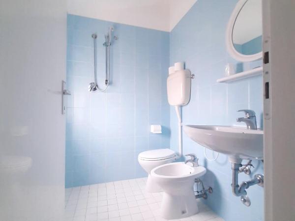 Hotel Amalfi : photo 1 de la chambre chambre triple avec salle de bains