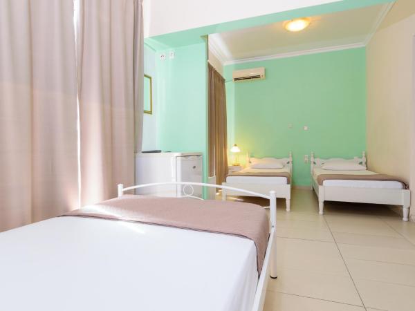 Archontiki City Hotel : photo 8 de la chambre chambre triple avec balcon