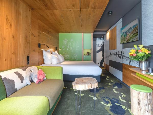 Alpina Eclectic Hotel : photo 8 de la chambre chambre supérieure avec canapé et balcon - vue sur mont blanc