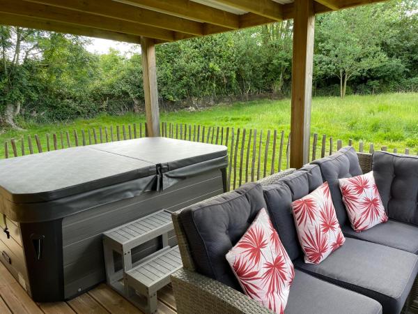 Aux murmures de la nature B&B : photo 7 de la chambre chambre lit king-size avec baignoire spa