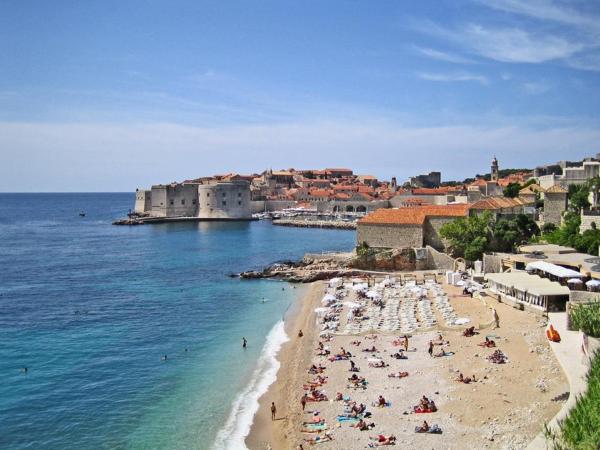Hostel Angelina Old Town : photo 5 de la chambre chambre triple avec salle de bains commune