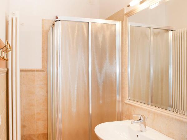 Hotel Casanova : photo 4 de la chambre chambre lits jumeaux avec salle de bains privative