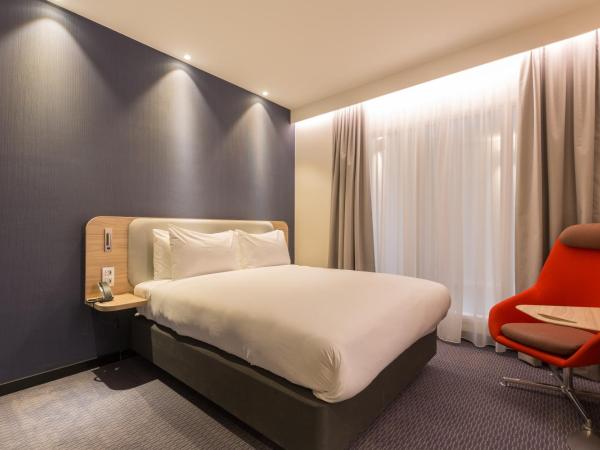 Holiday Inn Express Brussels-Grand-Place, an IHG Hotel : photo 1 de la chambre chambre lit queen-size avec douche accessible en fauteuil roulant