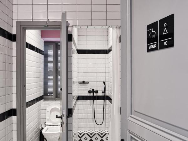 When in Athens Hostel : photo 1 de la chambre lit dans dortoir pour femmes de 6 lits