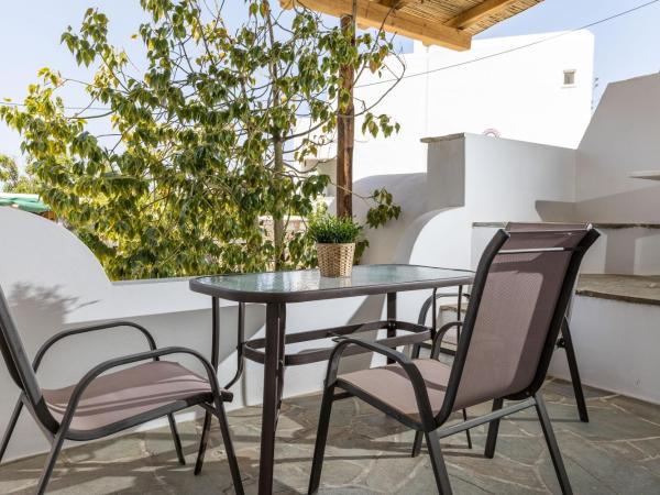 Aqua Naxos Apartments & Suites : photo 1 de la chambre appartement avec terrasse