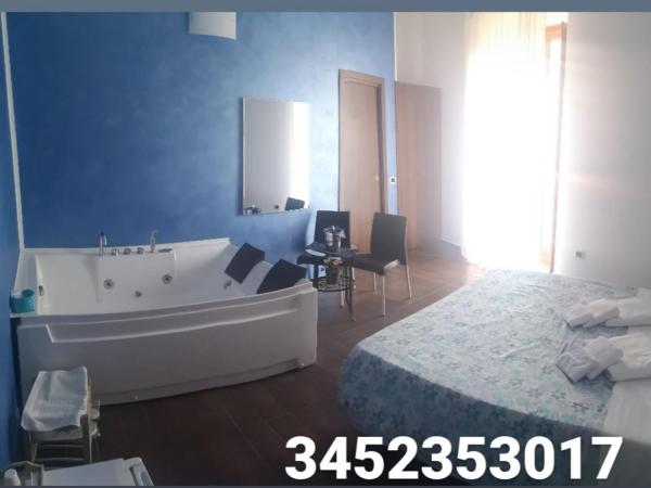 Via Trento 30 : photo 2 de la chambre suite lit king-size avec baignoire spa