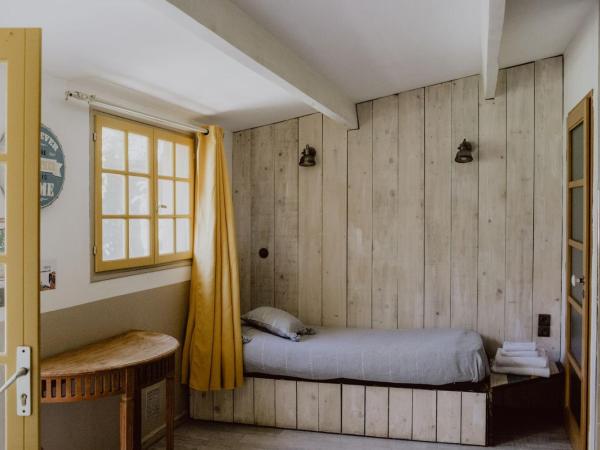 La Calanque de Figuerolles : photo 3 de la chambre appartement - vue sur mer