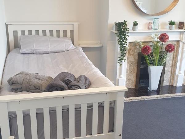 Dublin Airport Lodge : photo 3 de la chambre chambre triple avec salle de bains commune