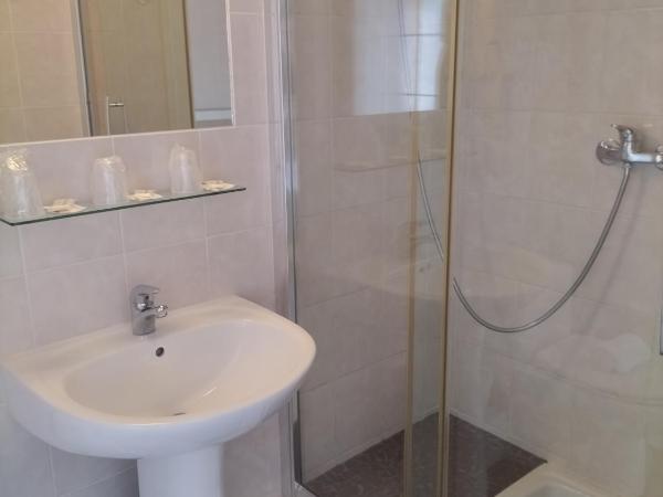 Hôtel de France La Teste Arcachon : photo 3 de la chambre chambre triple supérieure