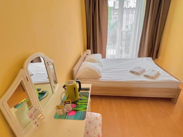 Hostel DV Morski - z prywatnymi łazienkami : photo 4 de la chambre chambre double avec salle de bains privative